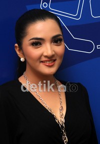 Ashanty tampak manis mengenakan jumper hitam v-neck. Gus Mun/detikHOT.