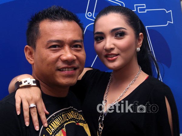 Anang - Ashanty Serba Hitam