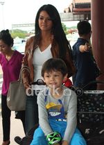 Farah Quinn Casual di Bandara