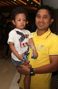 Lukman tampak asik menggendong buah hati semata wayangnya, Akiva Dishan Ranu Sardi. Gus Mun/detikHOT.