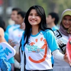 Tina Talisa Pelopori Bandung Tersenyum