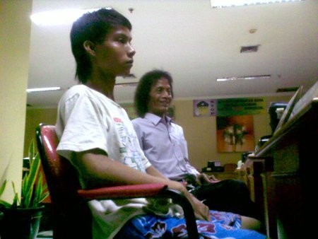 Suganda Ayunkan Golok Setelah Bos Toko Kasur Berteriak di Kamar Mandi
