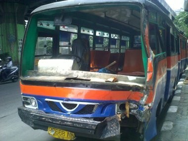 Gagal Salip 3 Motor Metromini Tabrak Pohon di Pasar Gembrong