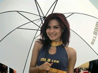 Penonton dan para drifter dimanjakan dengan kehadiran pada umbrella girls yang berada di setiap sudut stand. Aditya Maulana-detikoto.