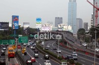 Libur panjang minggu ini, beberapa ruas jalan di Kota Jakarta, Sabtu (17/11), tampak ramai lancar.