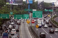 Meski ramai oleh kendaraan baik motor maupun mobil, namun lalu lintas tampak lancar.