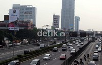 Biasanya, masa libur panjang akhir pekan seperti ini dimanfaatkan warga Jakarta untuk berlibur ke luar kota dan tempat-tempat hiburan.