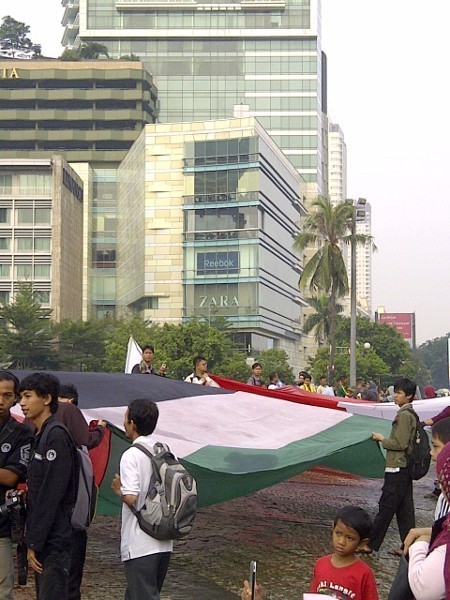 Hujan Deras, Massa Anti Israel di Kedubes AS Bubar