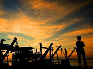 Waktu Terhenti Saat Matahari Terbenam di Ujung Madura