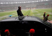 Din Syamsuddin menyapa warga Muhammadiyah dari atas sun roof mobilnya.