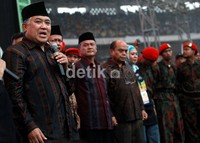 Selain hujan deras, peringatan satu abad Muhammdiyah juga diwarnai insiden microphone mati saat Din Syamsuddin pidato.