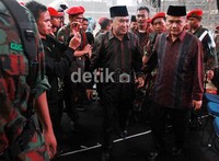 Usai menyapa warga Muhammadiyah Din Syamsudin pun kembali ke tribun VIP.
