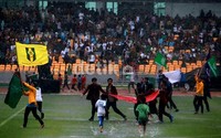 Para panitia mencoba menghibur simpatisannya dengan bermain hujan.