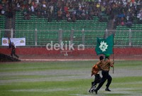 Panitia mengarak bendera Muhammadiyah di tengah lapangan bola Gelora Bung Karno.