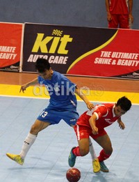 Pemain Perbanas menarik kaos dari pemain UKI dalam laga final di GOR POPKI Cibubur, Jakarta, Sabtu (17/11).