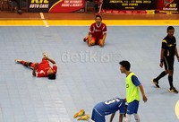 Dua pemain UKI (merah) mengekspresikan kemenangannya di lapangan, usai mengalahkan Perbanas dengan skor (2-0).