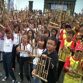 Pelajar Meriahkan Hari Angklung di Gedung Sate