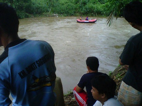 Buang Sampah di Kali Ciliwung Depok, Bocah Terpeleset dan Hanyut