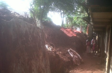 Warga Perbaiki 5 Rumah yang Tertimpa Tembok Seskoal