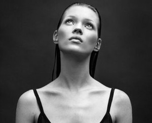 Kate Moss Benci Pada Payudaranya Saat Remaja