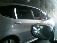 Kejadian unik yang dilakukan pengendara mobil, menyetir dengan mengeluarkan kaki kanannya. Untung saja kejadian tersebut tidak menyebabkan kecelakaan. (foto: Rahadiyan Yamin)