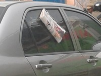 Mungkinkah gaya baru beriklan dengan menempelkan koran pada kaca mobil? (Foto: Hariantoro Setiawan)