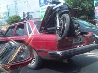 Mobil ini tidak hanya bisa membawa penumpang dan barang-barang teteapi juga bisa membawa motor di dalam bagasi. (foto: Reza Zulvian)