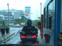 seharusnya kendaraan roda dua tidak boleh melintas di jalan tol, kecuali petugas (Foto: Dwi Hadistian)