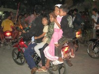 Suasana malam takbiran beramai-ramai dengan keluarga. (Foto: Elfa Adi Surya)