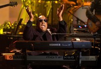 Stevie Wonder turut memeriahkan acara penghargaan tersebut. Kevin Winter/Getty Images.