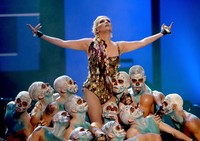 Ke$ha tampil ditemani penari-penari bertelanjang dada dan wajah yang digambar tengkorak di lagu Die Young. Kevin Winter/Getty Images.
