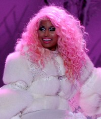 Dengan rambut pinknya, Nicki Minaj menyanyikan lagu barunya Freedom. Kevin Winter/Getty Images.