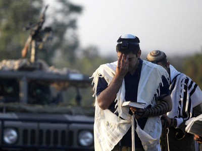 Tentara Israel Berdoa di Perbatasan Gaza