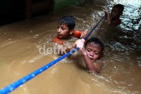 Mereka tampak menyelusuri jalur evakuasi.