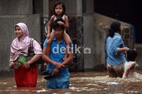 Hujan deras yang mengguyur wilayah Bogor pada minggu malam mengakibatkan volume air di kali Ciliwung meningkat dan kembali mengakibatkan banjir.