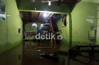 Air masuk ke dalam rumah warga.
