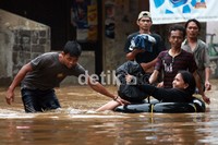 Sejumlah warga menawarkann jasa penyeberangan.