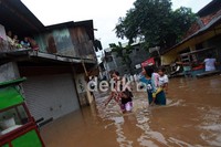 Warga sudah terbiasa dengan banjir.
