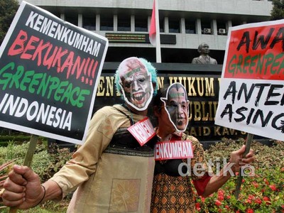 Pendemo Anti-Greenpeace Datangi Kemenkum HAM