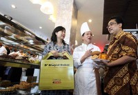 Presiden Direktur DStupid Baker Susi Sugeng (kiri), Cheef Jhon Chee (tengah), dan GM Marketing DStupid Baker Eka Rahman (kanan), membuka gerai DStupid Baker di Plaza Festival Kuningan, Jakarta.