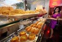 Semua menu makanan dan minuman di DStupid Baker, sudah melalui serangkaian uji coba oleh para konsultan dan Research & Development DCost, sehingga citra rasa sudah sesuai dengan selera orang Indonesia.