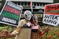 Demontrasi ini berlangusng sekitar 1 jam. Massa mendesak Kemenkum HAM membekukan aktivitas Greenpeace karena dianggap merugikan kepentingan nasional.