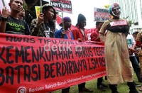 Pendemo membawa spanduk dan poster kecaman yang mendesak Greenpeace di Indonesia dibekukan.