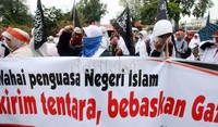 Para pendemo membawa spanduk dan poster untuk mengecam agresi militer Israel. Aksi ini berlangusng sekitar 90 menit di bawah penjagaan yang cukup ketat.