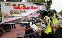 Polisi berjaga di sekitar Kedubes Amerika Serikat di Jakarta.Mereka mengecam Pemerintahan  Barrack Obama yang mendukung agresi militer Israel ke wilayah Palestina.