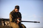 Tentara Israel Berdoa di Perbatasan Gaza