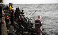 Mereka tampak semangat memancing meski hujan mengguyur. Ramses/detikcom.