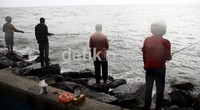Gelombang laut yang tinggi tidak mematahkan semangat mereka untuk mendapatkan ikan. Ramses/detikcom.