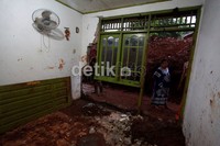 Lima rumah petak itu rusak di bagian depannya.