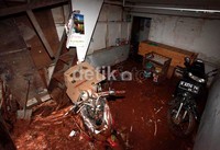 Salah satu motor bagian depannya rusak akibat tertimpa tembok.